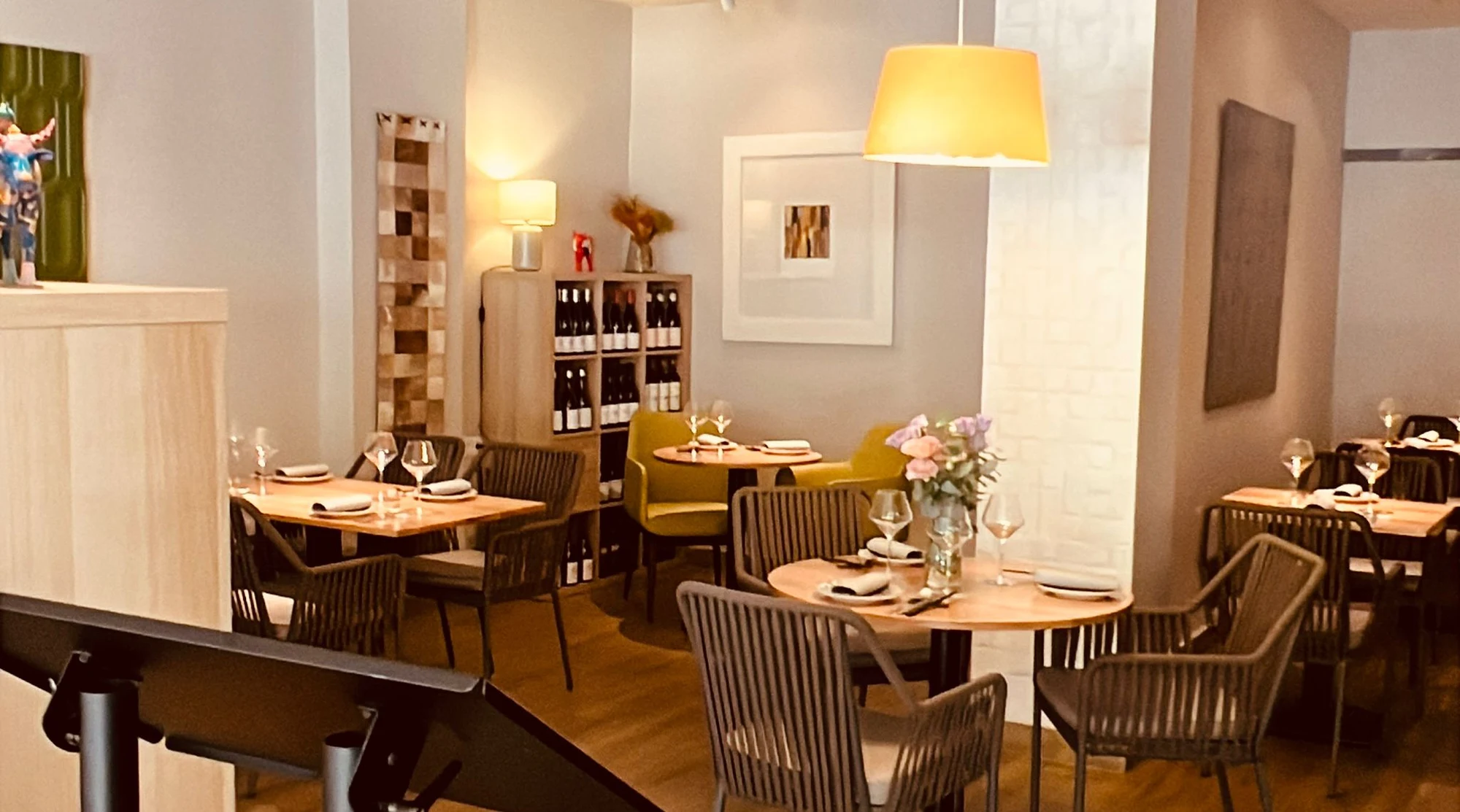 Comedor de QOM Restaurante preparado para el servicio